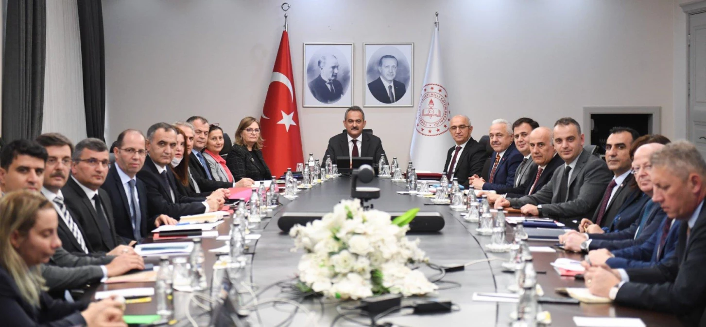 Milli Eğitim Bakanı Özer, il milli eğitim müdürleriyle çevrim içi toplantı yaptı Açıklaması