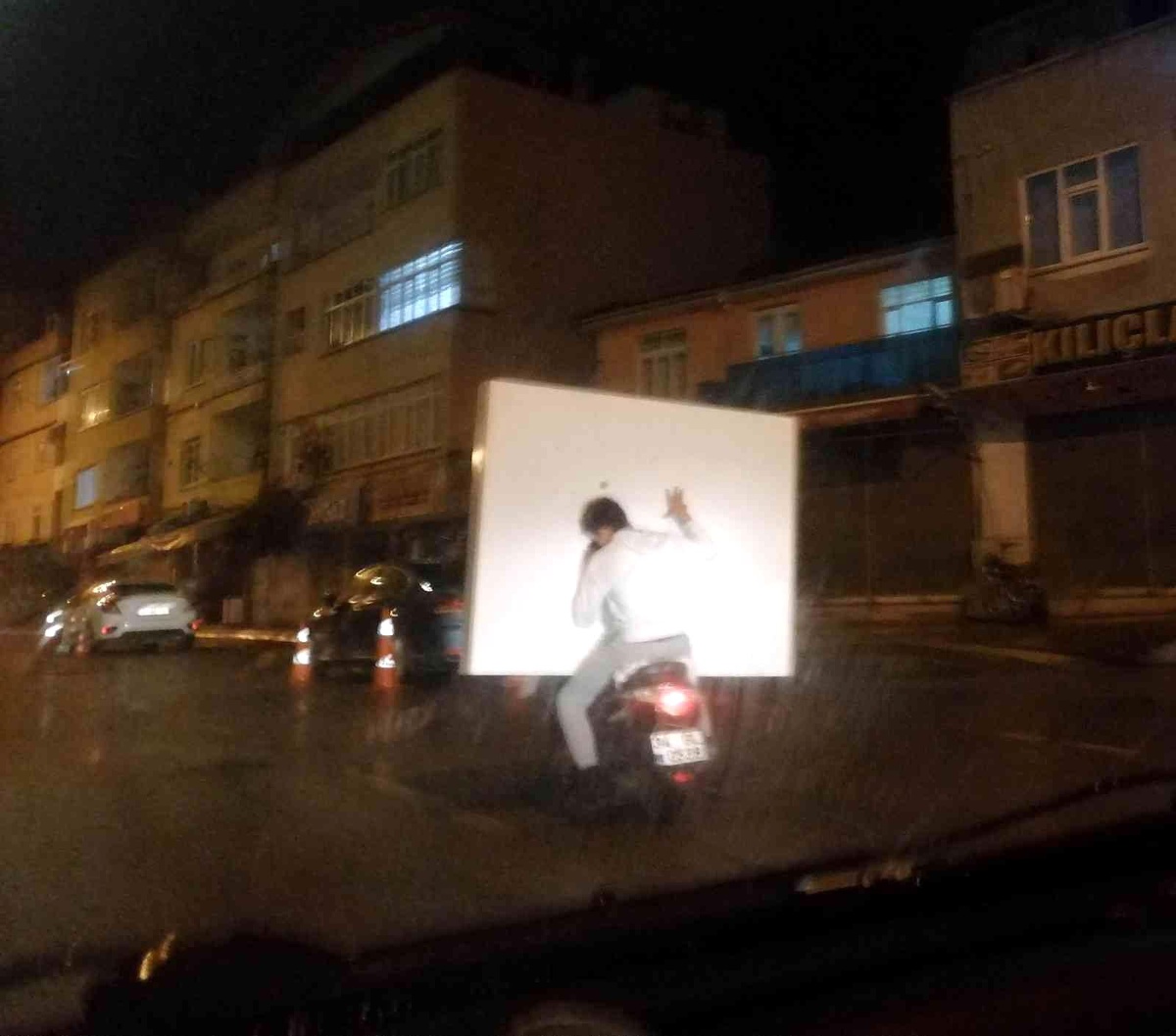Motosikletle tehlikeli yolculuk