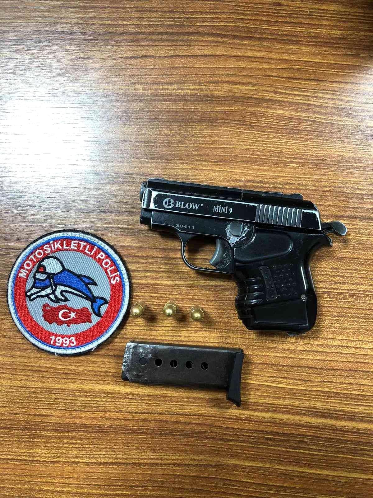 Motosikletli polis timleri ruhsatsız tabancalar ele geçirdi