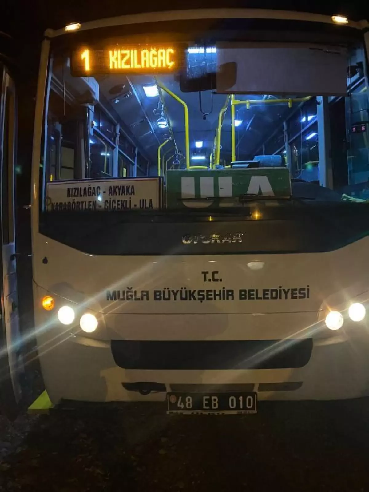 Muğla\'da, indiği halk otobüsünün altında kalan okul müdürü öldü