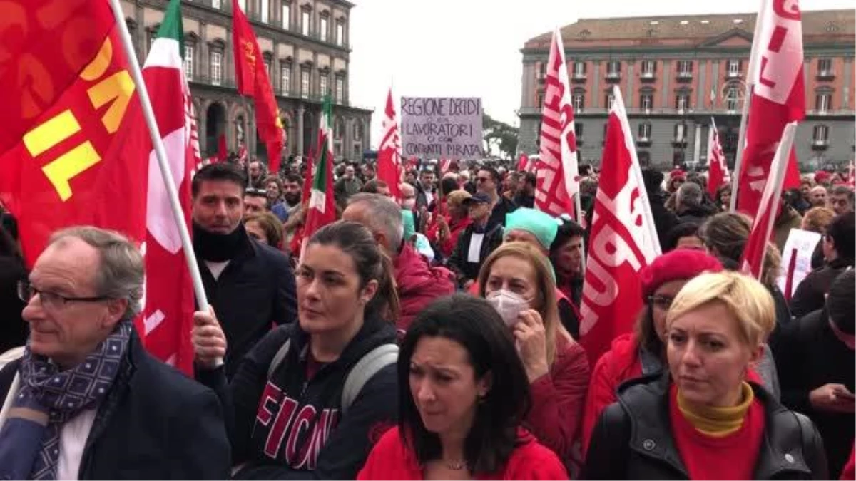 Napoli\'de Meloni hükümetinin 2023 bütçe yasasına karşı protesto