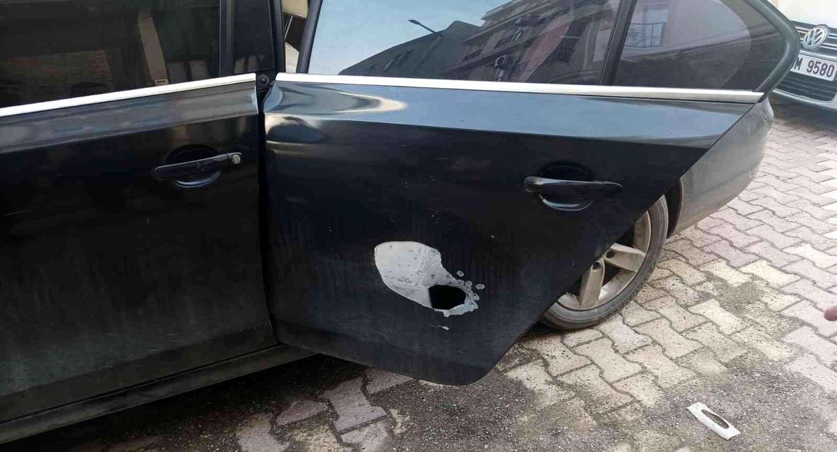 Park halindeki otomobile ateş açıldı