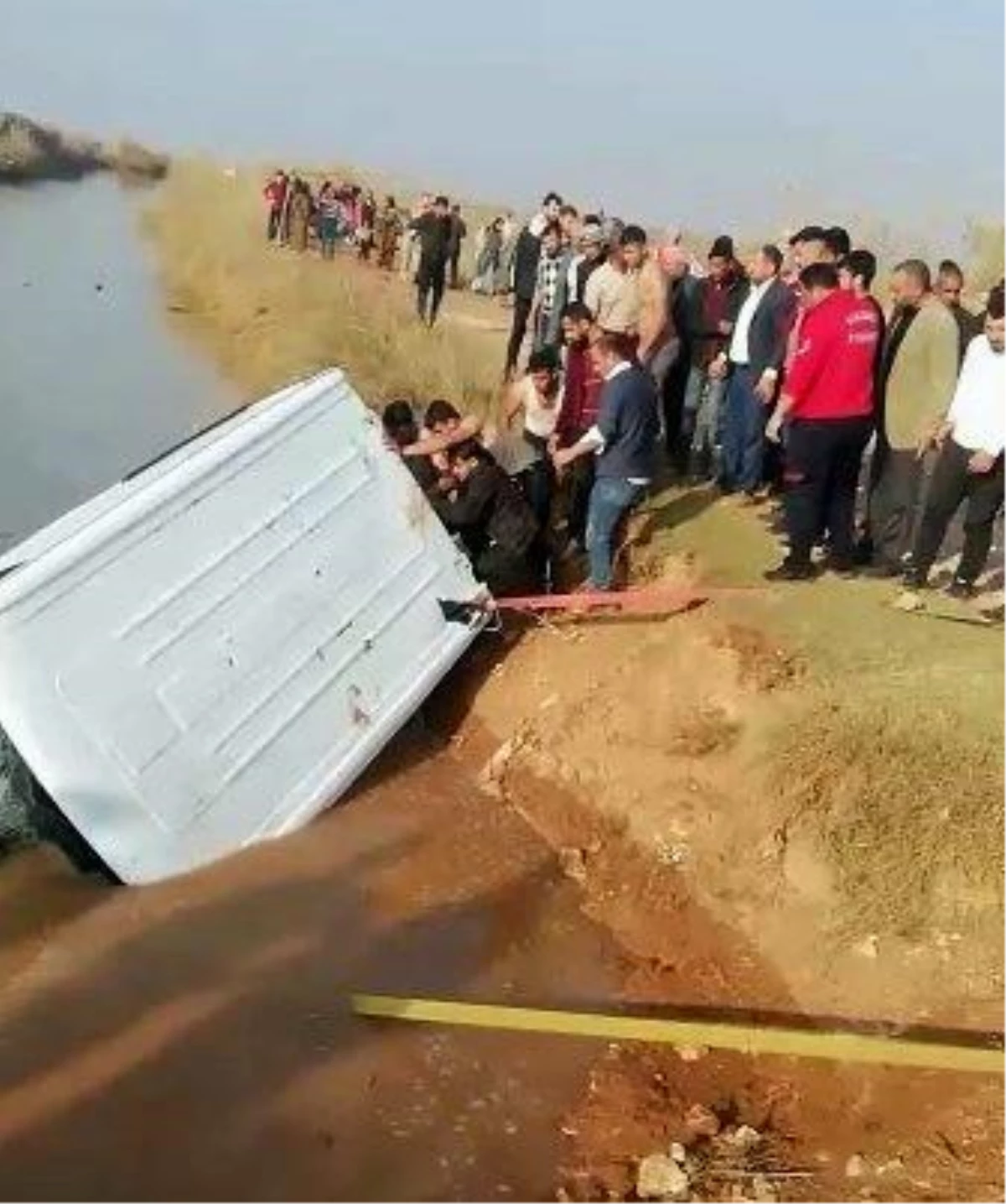 Göçmenleri taşıyan minibüs su kanalına düştü: 6 ölü