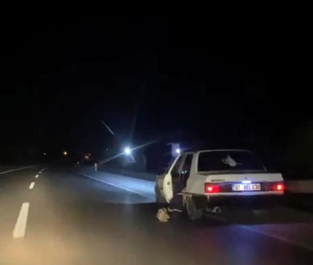 Seyir halindeki otomobilde belden aşağısı yerde sürüklenerek gitti... O anlar kamerada Seyir halindeki otomobilde belden aşağısı yerde sürüklenerek gitti... O anlar kamerada