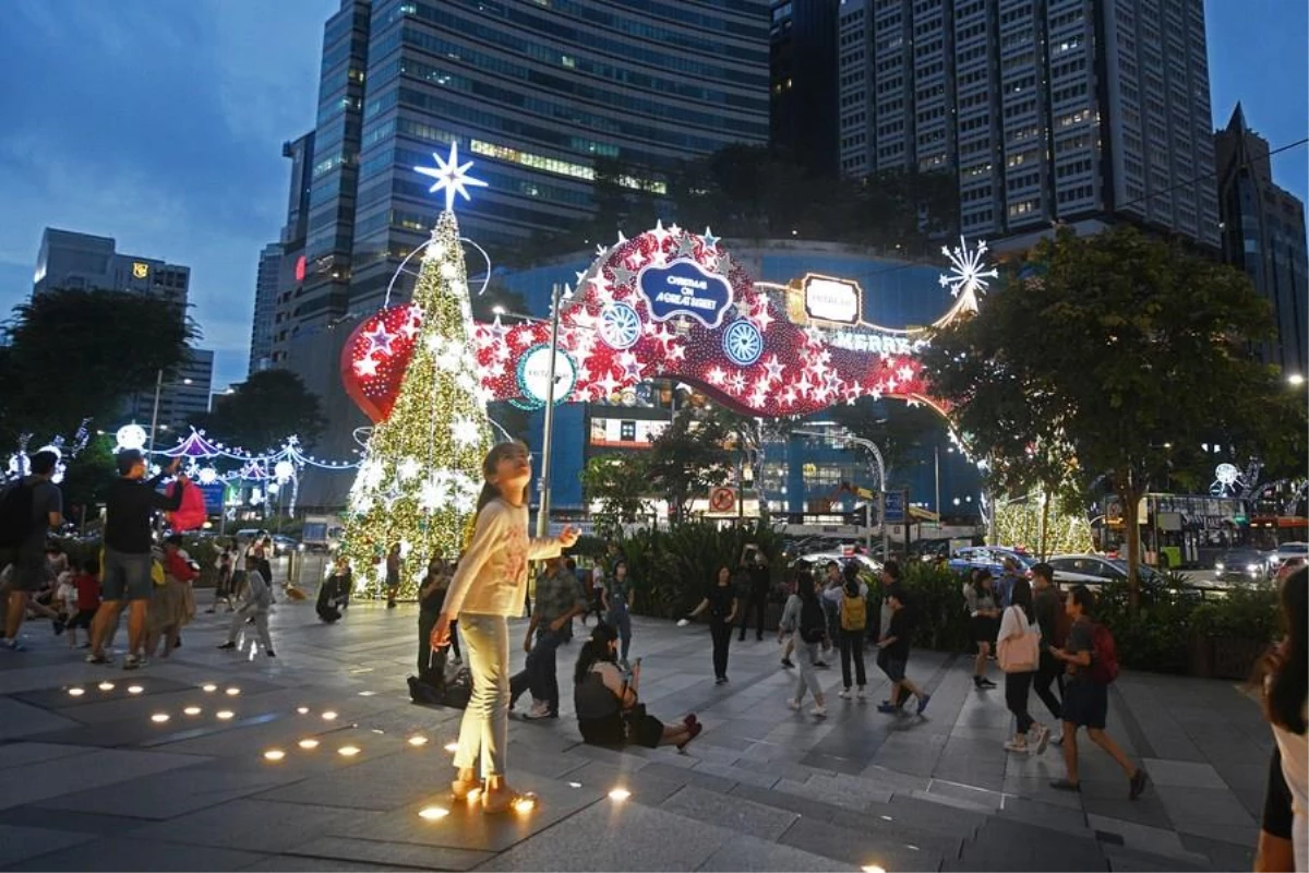 Singapurlular Noel\'i Işıklı Süsler ve Sevinçle Kutluyor