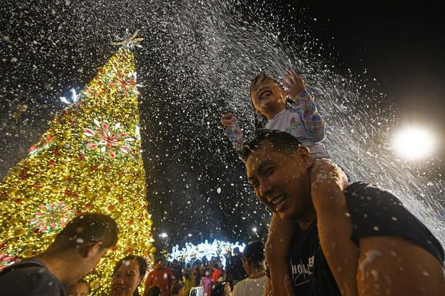 Singapurlular Noel'i Işıklı Süsler ve Sevinçle Kutluyor Singapurlular Noel'i Işıklı Süsler ve Sevinçle Kutluyor