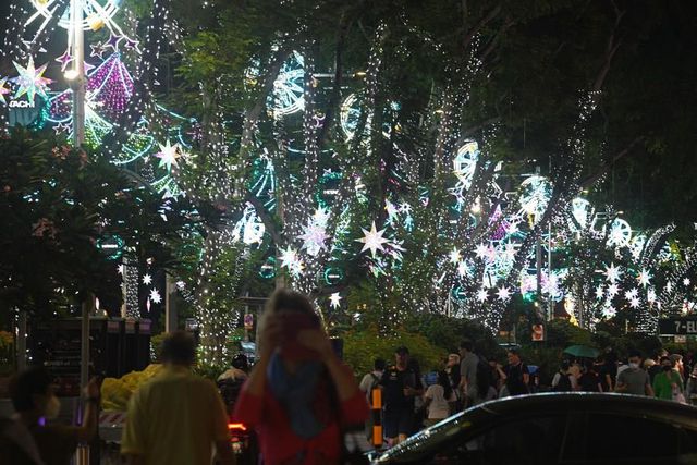 Singapurlular Noel'i Işıklı Süsler ve Sevinçle Kutluyor Singapurlular Noel'i Işıklı Süsler ve Sevinçle Kutluyor