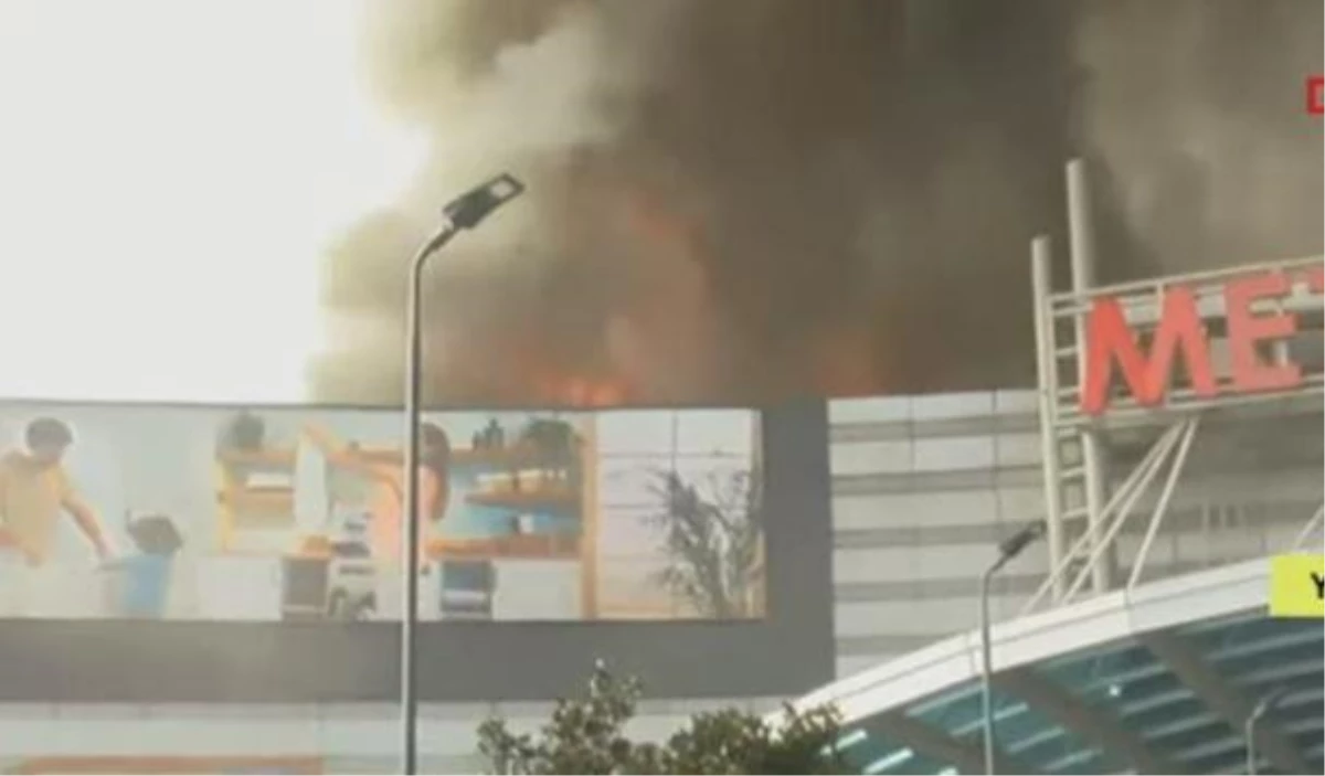İstanbul Levent\'teki Metrocity AVM\'de çıkan yangın söndürüldü! Can kaybı veya yaralı yok