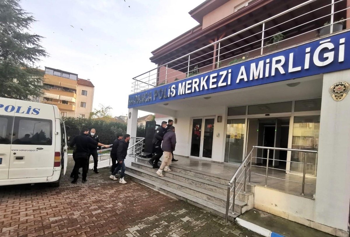 Ülkeye kaçak yollarla giren 44 yabancı uyruklu şahıs yakalandı