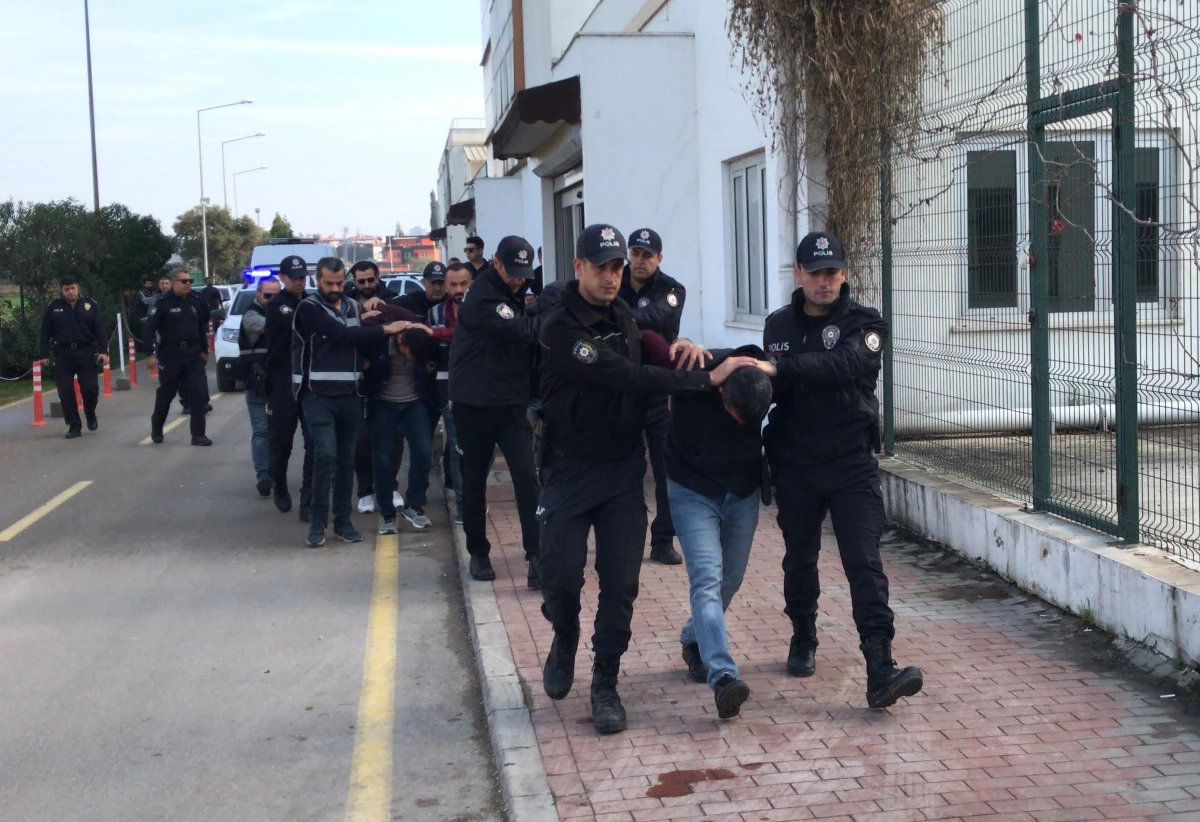 Adana Adliyesi\'nde güvenlik görevlilerine saldıran 6 zanlıdan 5\'i tutuklandı