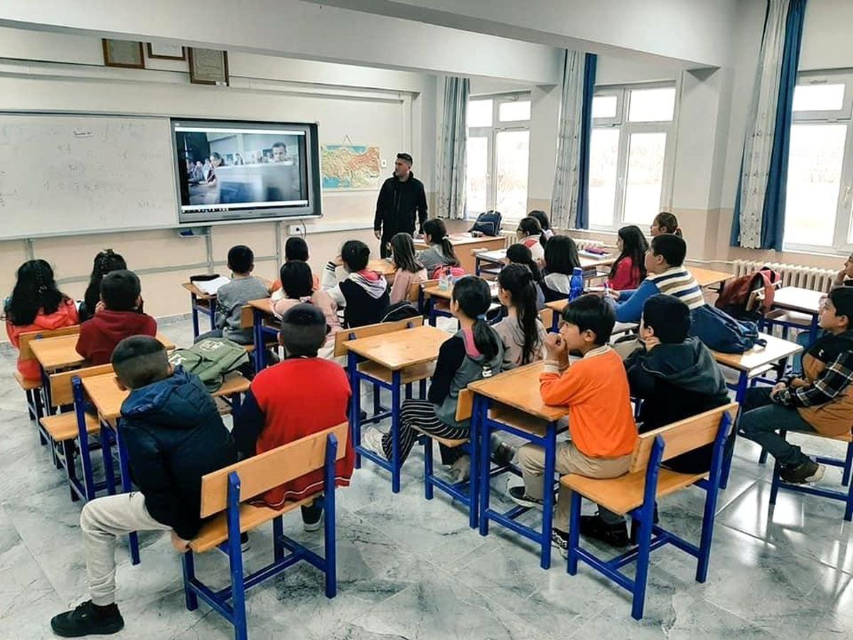 AFAD okullarda eğitime devam ediyor