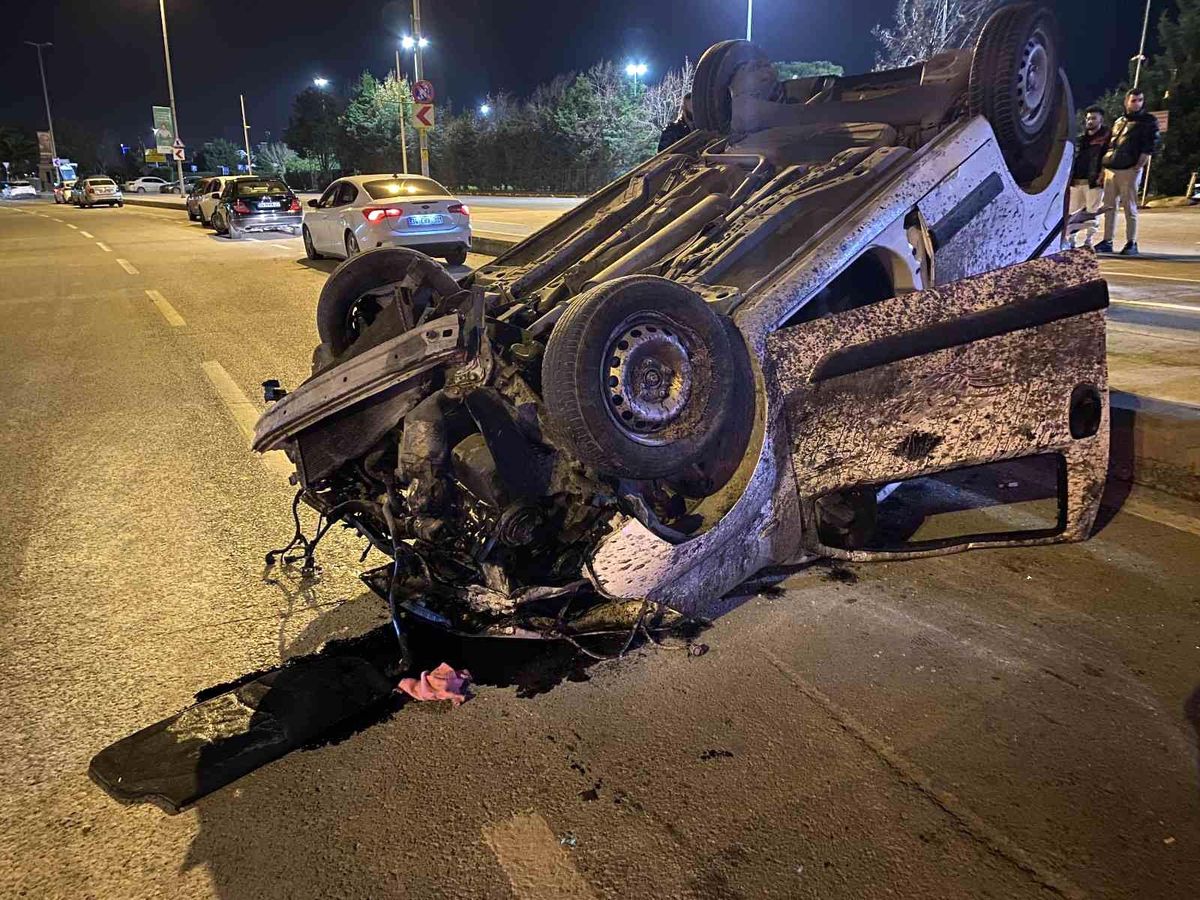 Ağaca çarpıp takla atan aracın sürücüsü olay yerinden kaçtı