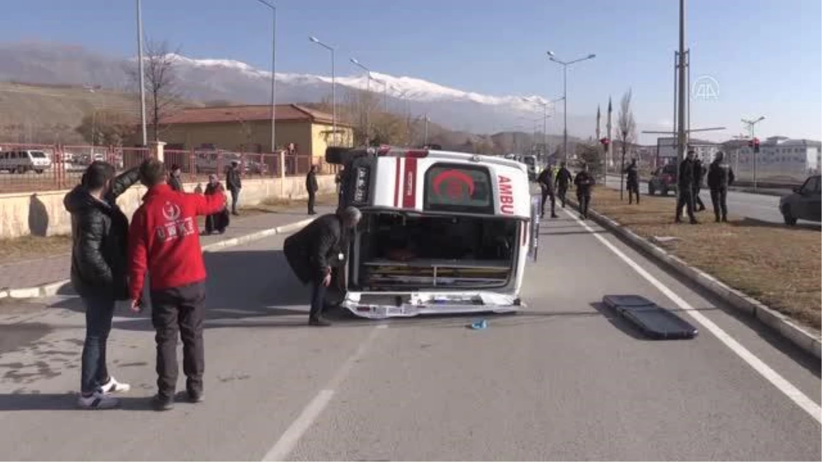 Ambulansla sağlık hizmetleri aracı çarpıştı, 9 kişi yaralandı