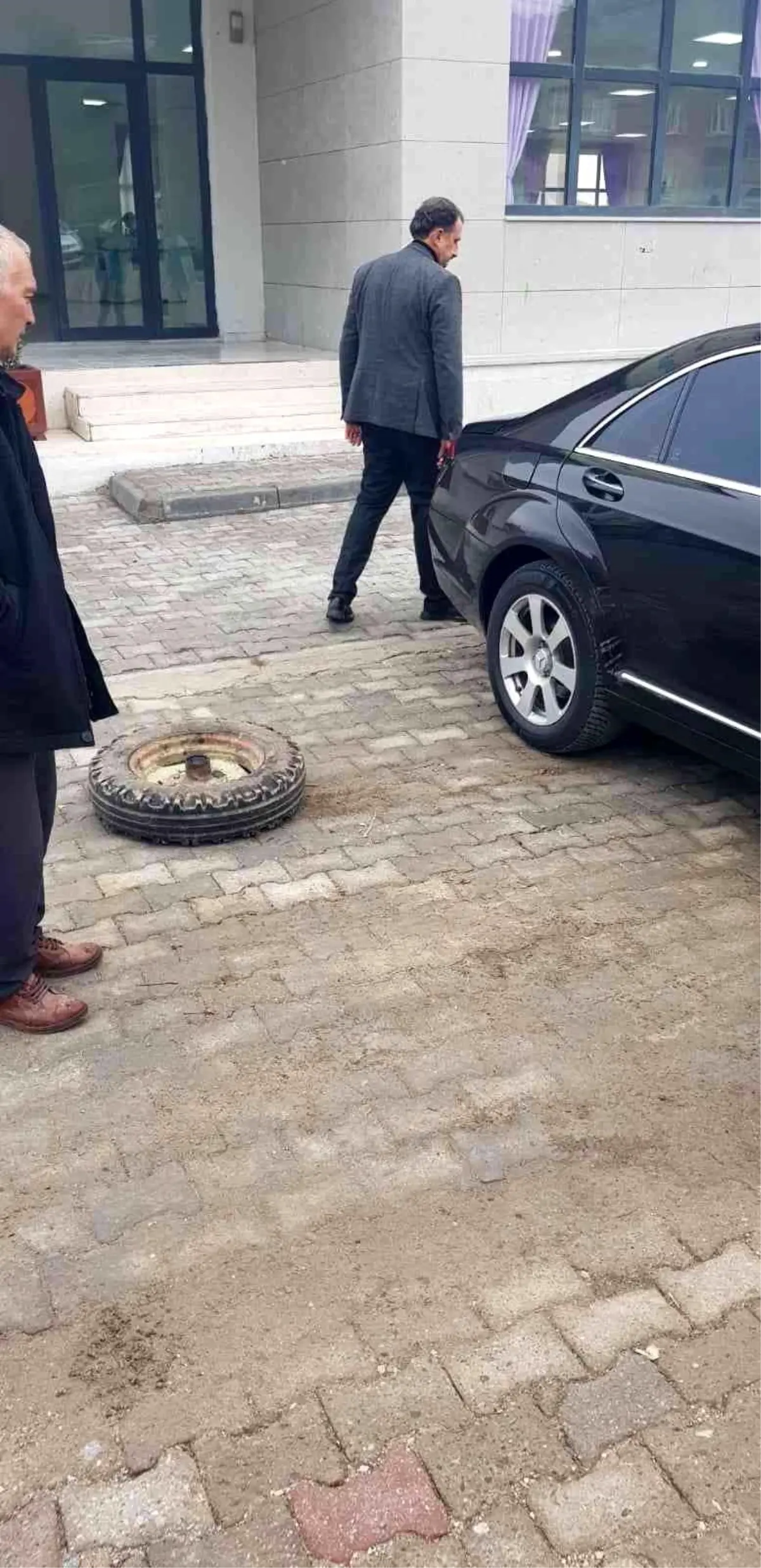 Balıkesir Valisi kazadan kıl payı kurtuldu... Traktörden kopan tekerlek metrelerce böyle yuvarlandı