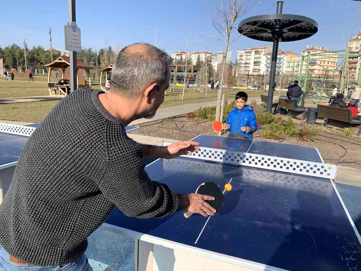 Eskişehirliler güzel havanın tadını Millet Bahçesi\'nde çıkardı