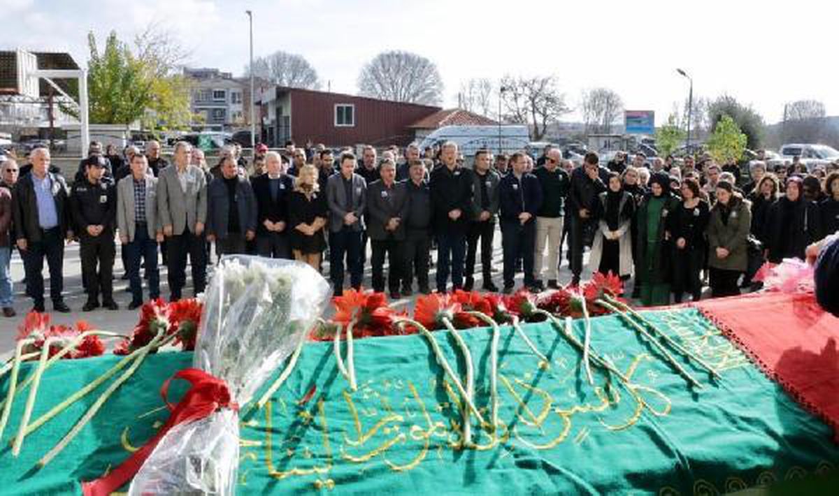 İndiği halk otobüsünün altında kalan Sema öğretmen için okulunda tören (2)