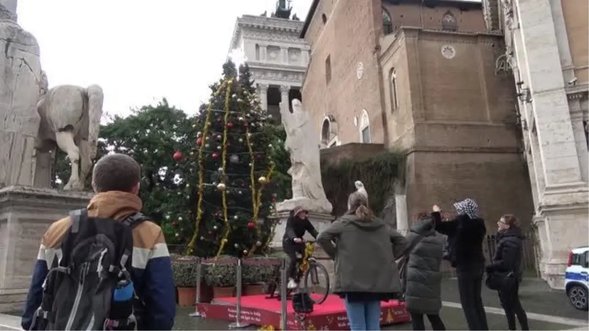 İtalya'da bisiklet ile aydınlanan Noel ağacı