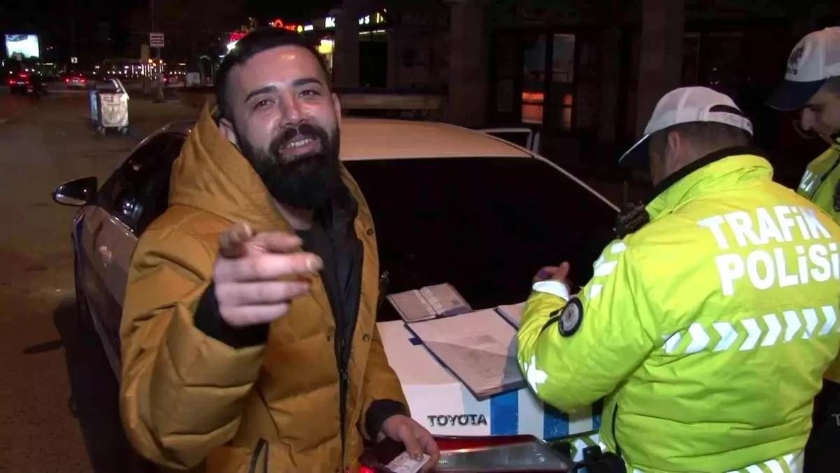 Kadıköy\'de denetime takılan vatandaştan ilginç tepki: "Düzeleceğiz ağabey yapacak bir şey yok"