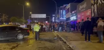 Kaza yapan araçlardan biri eğlence mekanının girişine çarptı, 5 kişi yaralandı