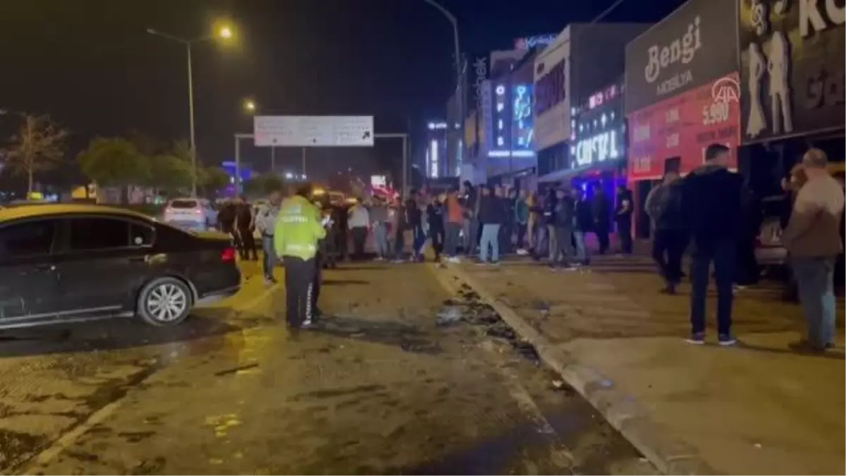 Kaza yapan araçlardan biri eğlence mekanının girişine çarptı, 5 kişi yaralandı