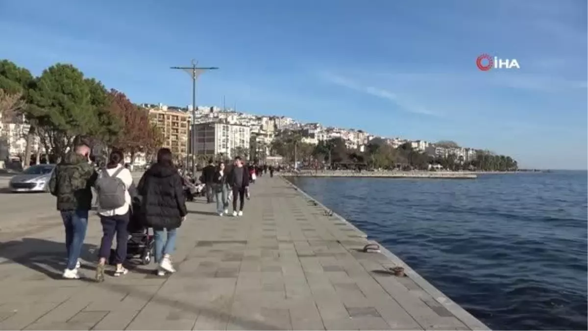 Kış ayında sıcak havayı fırsat bilen vatandaşlar, sahile akın etti