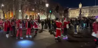 Londra'da çok sayıda kişi Noel Baba kıyafeti giyerek paten sürdü