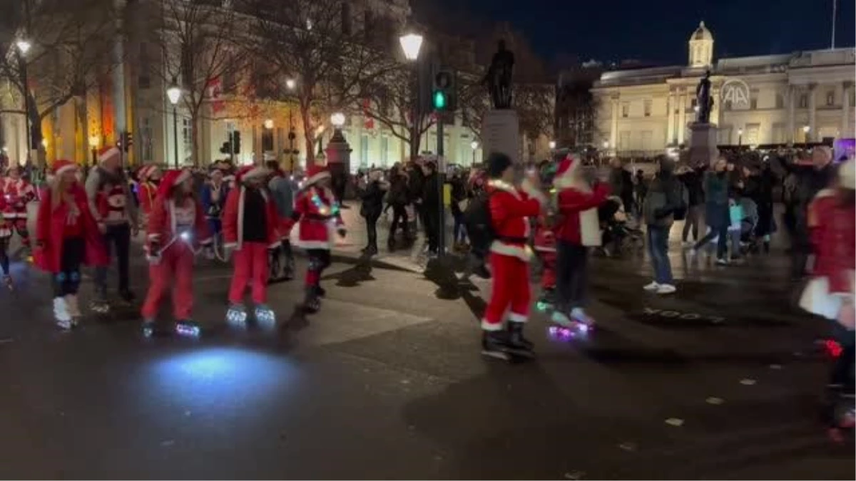 Londra\'da çok sayıda kişi Noel Baba kıyafeti giyerek paten sürdü