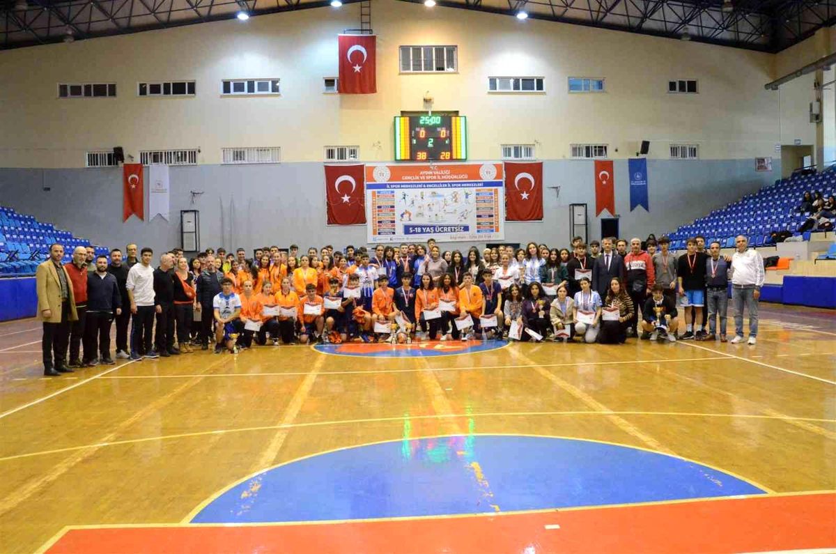 Okullar Arası Genç Erkekler-Kızlar Hentbol Turnuvası\'nda kupalar sahiplerini buldu