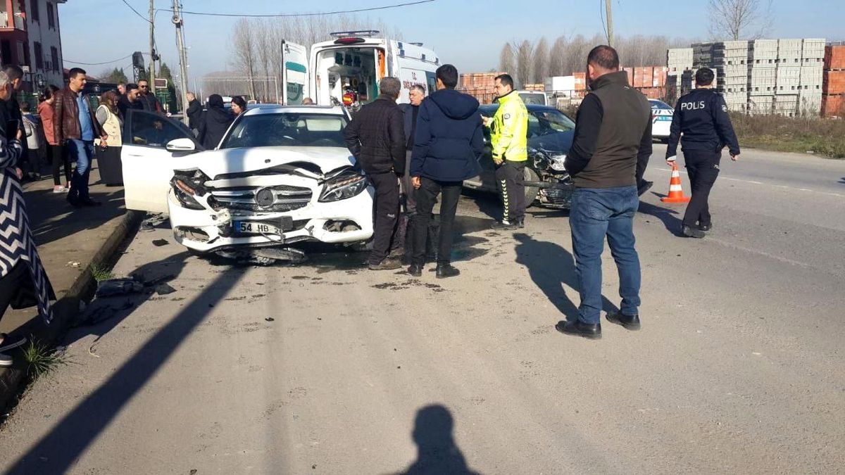 Sakarya\'da iki otomobil kafa kafaya çarpıştı: 1 yaralı