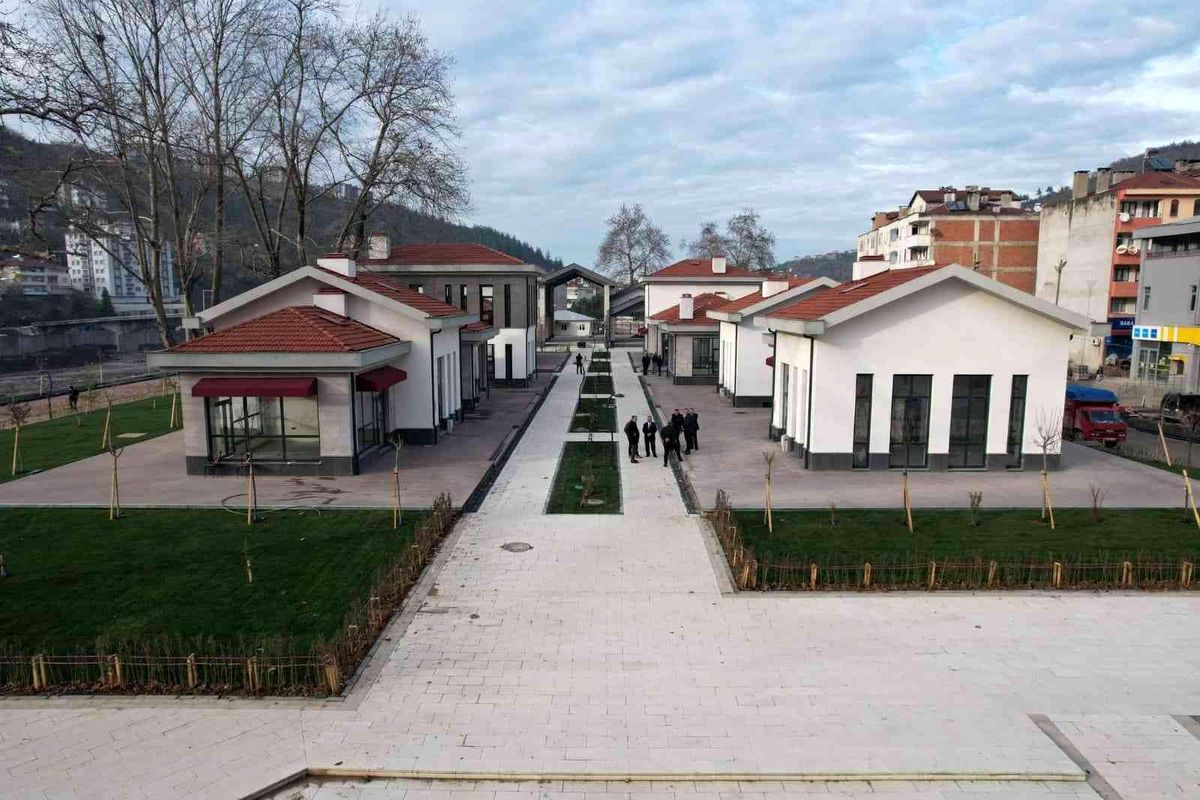 Sel felaketindeki Bozkurt\'ta iş yeri sahipleri meydanındaki dükkanlarına kavuştu