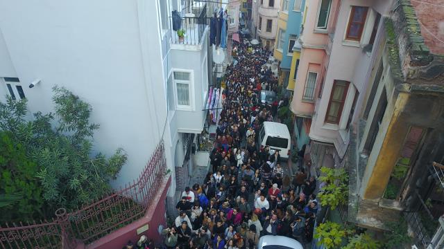 Senede 1 kez açılan Kırmızı Mektep'te yeni yıl kuyruğu! Türkiye'nin dört bir yanından akın ettiler