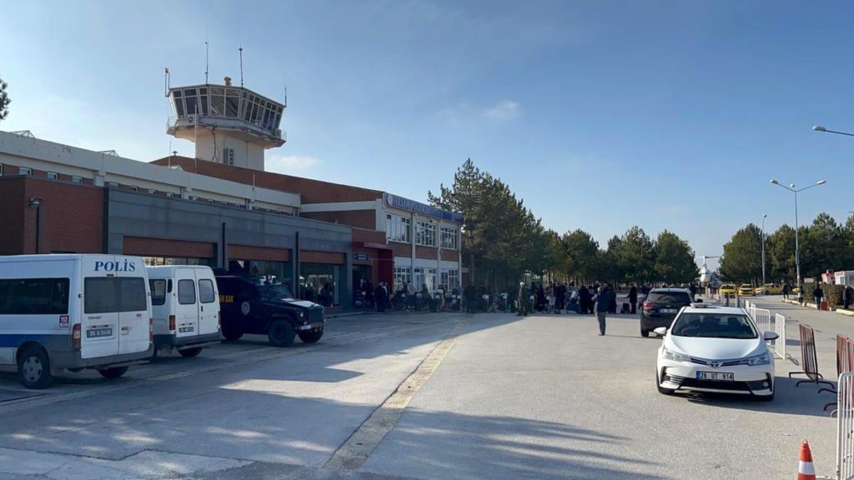 Sis yüzünden yolcu uçağı Eskişehir\'e inemedi