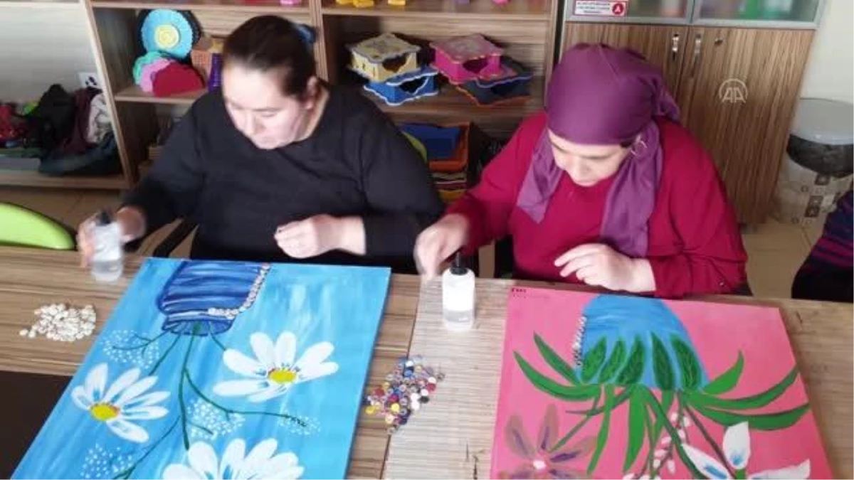 Şizofreni hastaları resim ve el işi çalışmalarıyla terapi oluyor