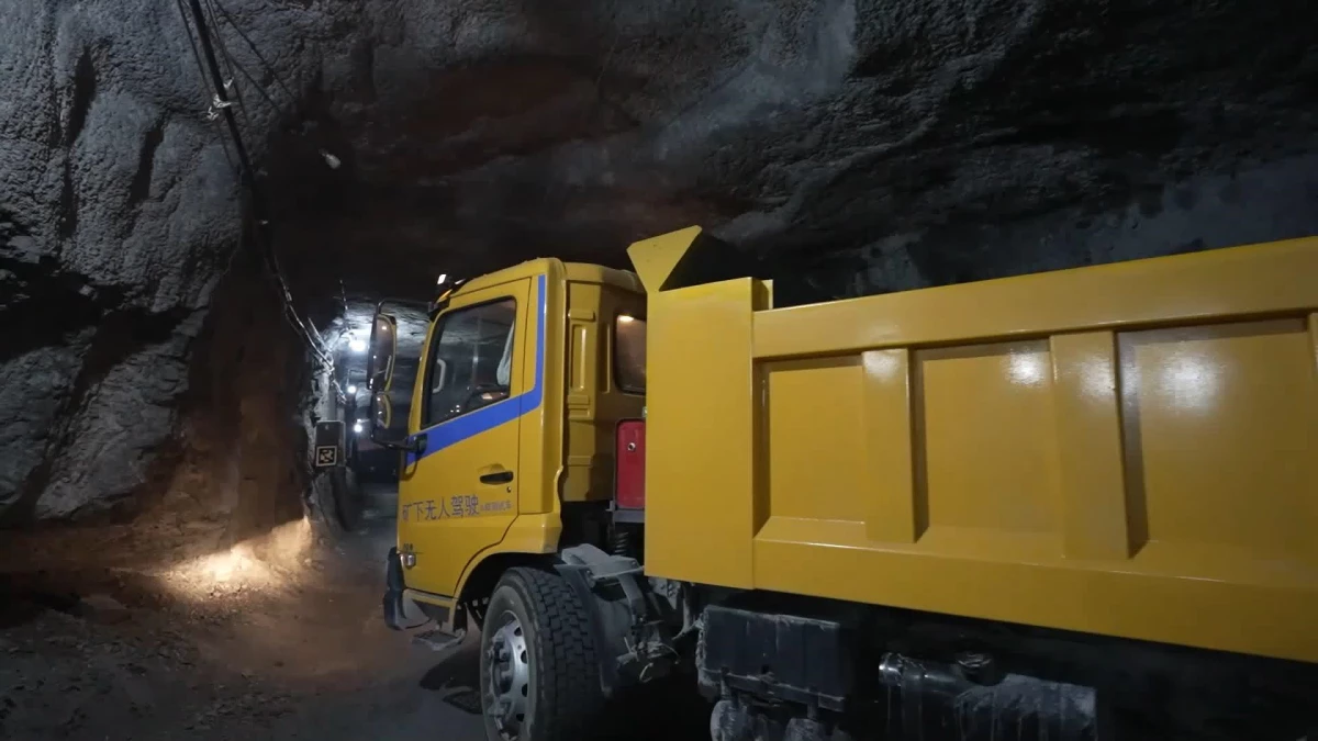 Sürücüsüz Yeraltı Maden Kamyonu Çin\'in Hubei Eyaletinde Faaliyete Geçirildi