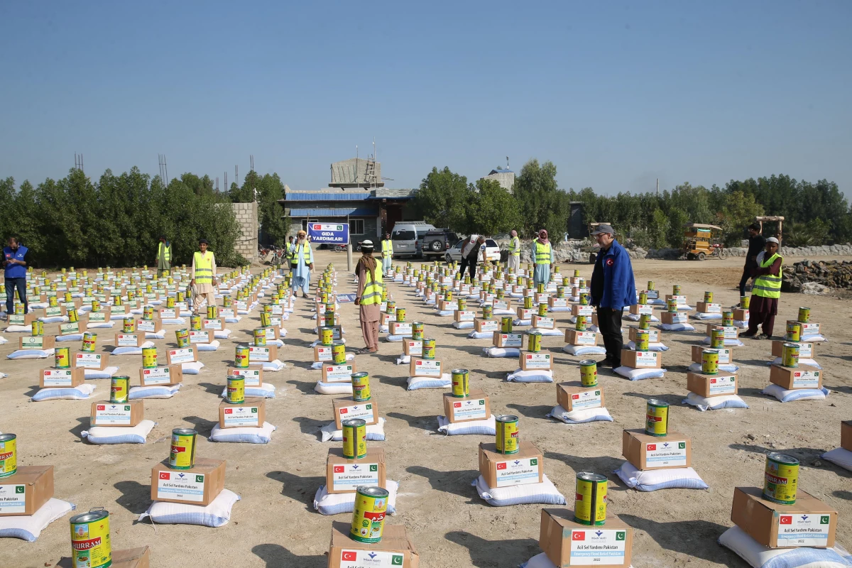 Türk yardım kuruluşlarından Pakistan\'daki selzedelere 30 tonluk insani yardım