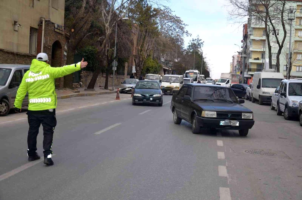 Uşak\'ta 976 sürücüye para cezası kesildi