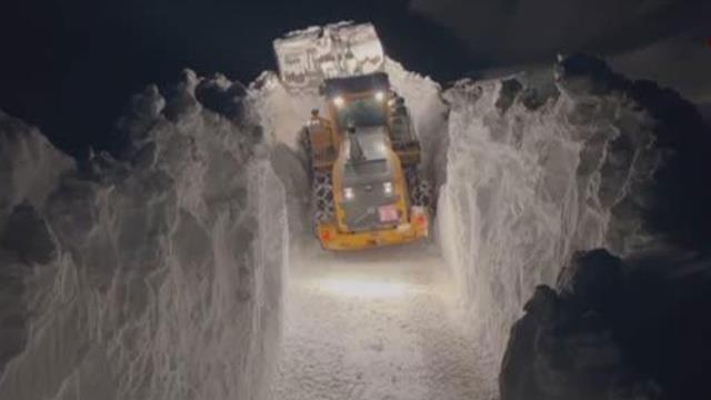Yüksekova'da kar tünellerinin boyu 6 metreyi aştı