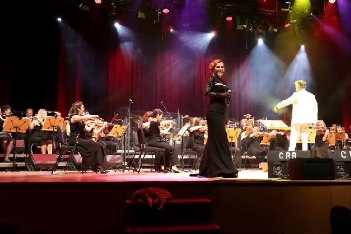 Zuhal Olcay\'dan Kent Orkestrası ile unutulmaz konser