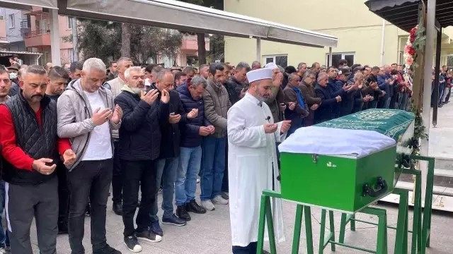 Babasını uyuduğu sırada göğsünden bıçaklayıp öldüren 17 yaşındaki kız serbest bırakıldı