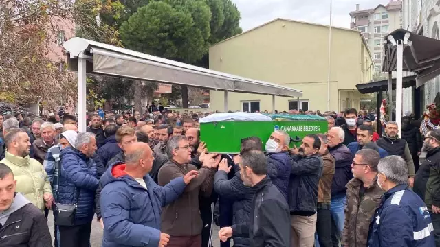 Babasını uyuduğu sırada göğsünden bıçaklayıp öldüren 17 yaşındaki kız serbest bırakıldı