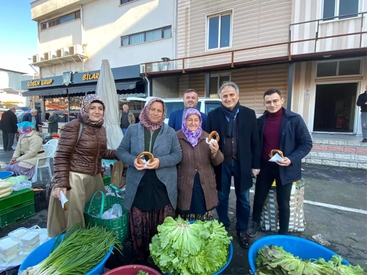 AK Partililer yerli malı haftasında vatandaşlara simit dağıttı