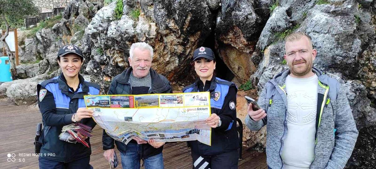 Alanya\'da turistler broşürlerle bilgilendiriliyor