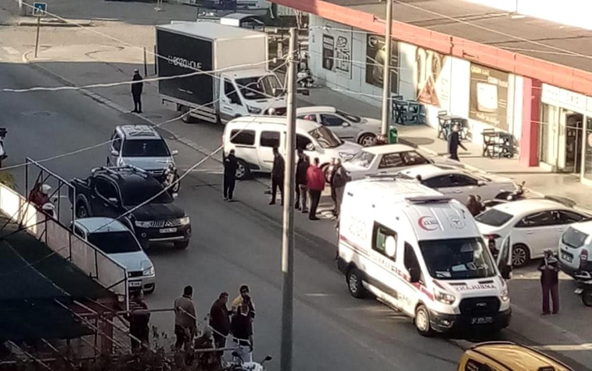 Antalya\'da hasta almaya giden ambulans otomobille çarpıştı