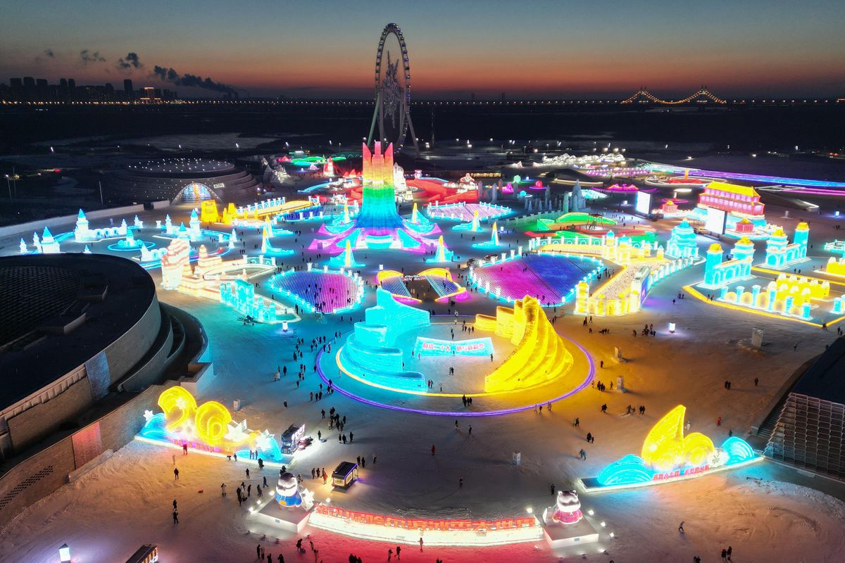 Çin\'in Harbin Kentindeki Tema Parkı Ziyaretçi Akınına Uğradı