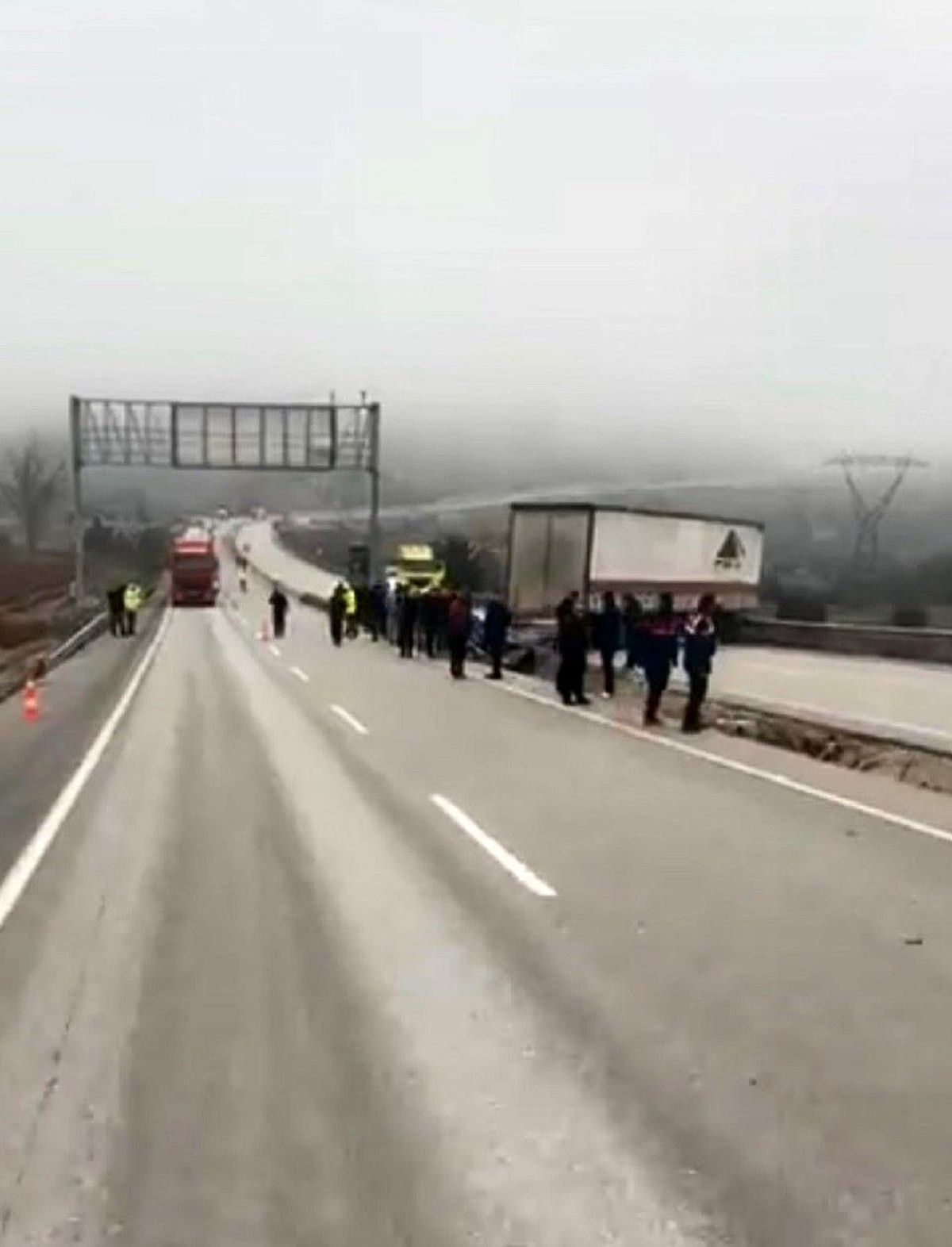 D100\'de makaslayan tır yolu kapattı, kilometrelerce uzunlukta kuyruk oluştu