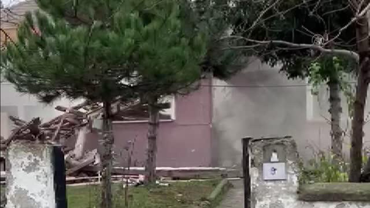 Deprem sonrası evi yıkılan Sezgin teyzenin gözyaşını devlet ve yardımseverler dindirdi