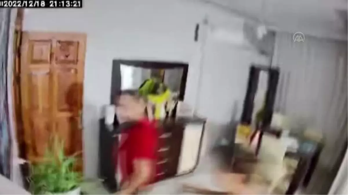 Hatay'da 4,8 büyüklüğünde deprem - Deprem anı güvenlik kamerası