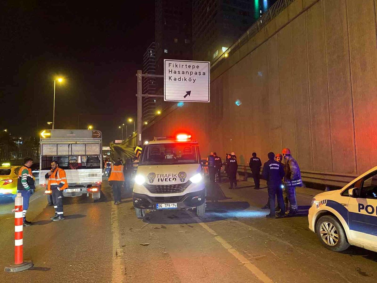 Kadıköy'de otomobil bariyerlere ok gibi saplandı