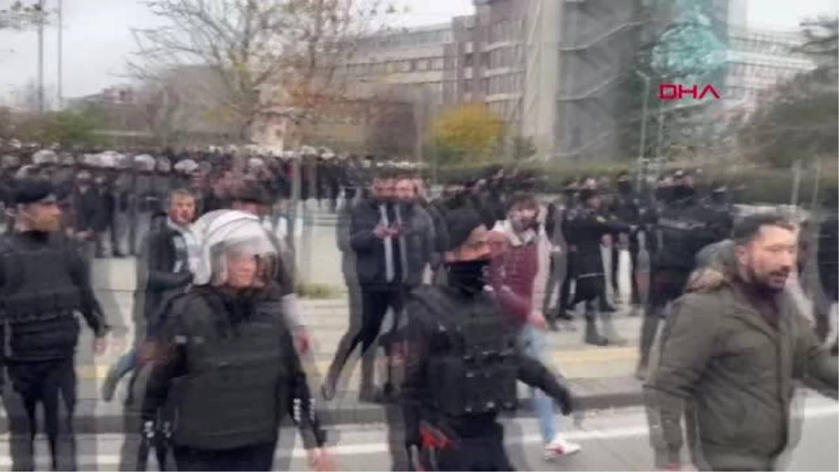 KADIKÖY\'DE TOPLANAN GRUBA POLİS MÜDAHALESİ 70 GÖZALTI