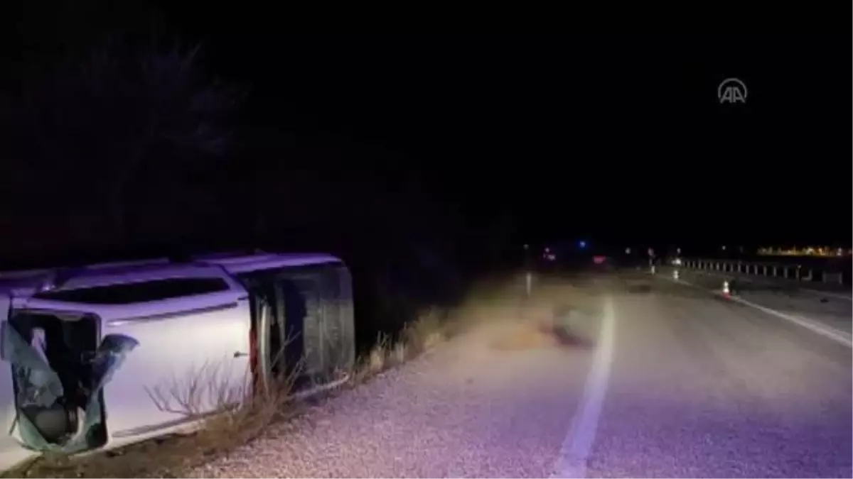 Kamyonetle otomobil çarpıştı, 2 kişi öldü, 7 kişi yaralandı